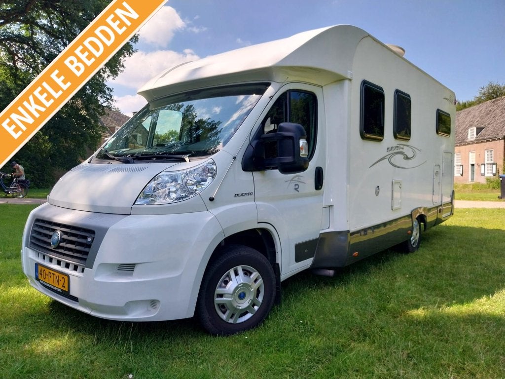 Mooie instap camper Rimor Europeo met enkele bedden!, Caravans en Kamperen, Campers, Niet ingevuld, Ringverwarming, Fiat, Hordeur