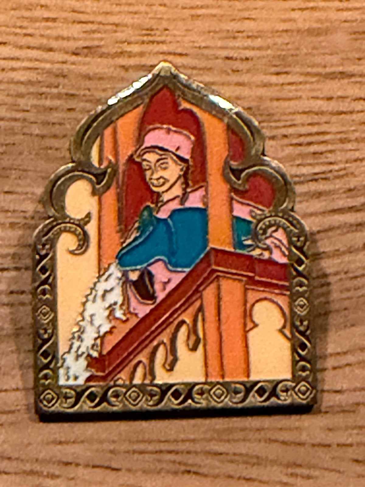 Efteling pin Fata morgana vrouw met waterkan, Ophalen of Verzenden, Zo goed als nieuw, Button of Speldje
