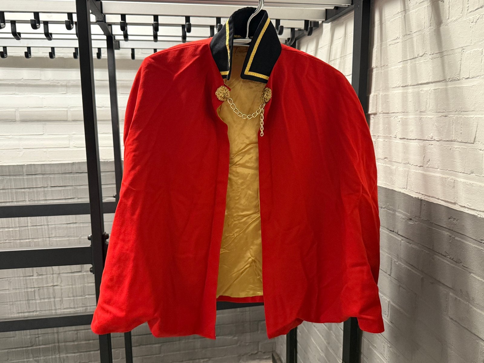 17 x korte cape rood/goud, uniform, carnaval, Ophalen of Verzenden