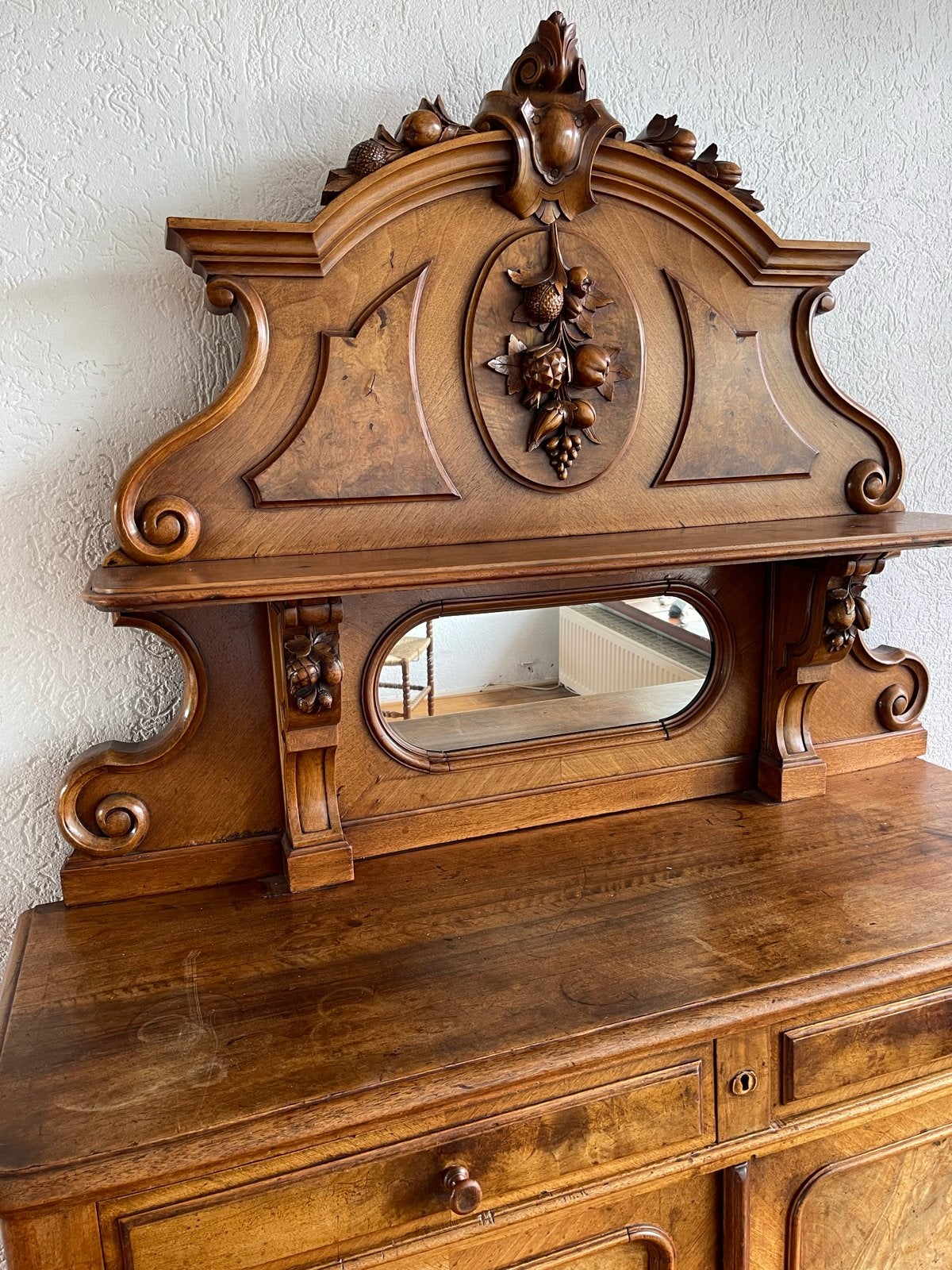 Antiek dressoir met spiegelopbouw en houtsnijwerk, Ophalen