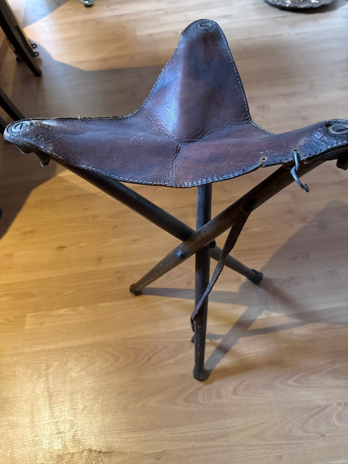 Vintage leren driepoot krukje, Verzenden