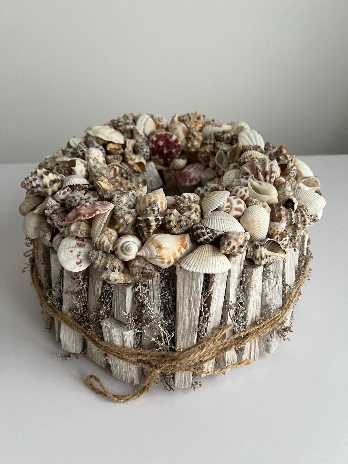 Rivièra Maison decoratie taart met schelpen, Meerkleurig, Ophalen of Verzenden, Natuurlijk materiaal, Landelijk