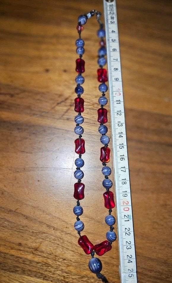 Handgemaakte ketting met rode en blauwe kralen, Sieraden, Tassen en Uiterlijk, Kettingen, Ophalen of Verzenden, Zo goed als nieuw