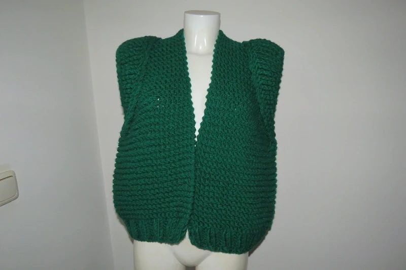 Kiro by Kim grof gebreid vest groen power shoulder look, Kiro by Kim, Verzenden, Zo goed als nieuw, Groen