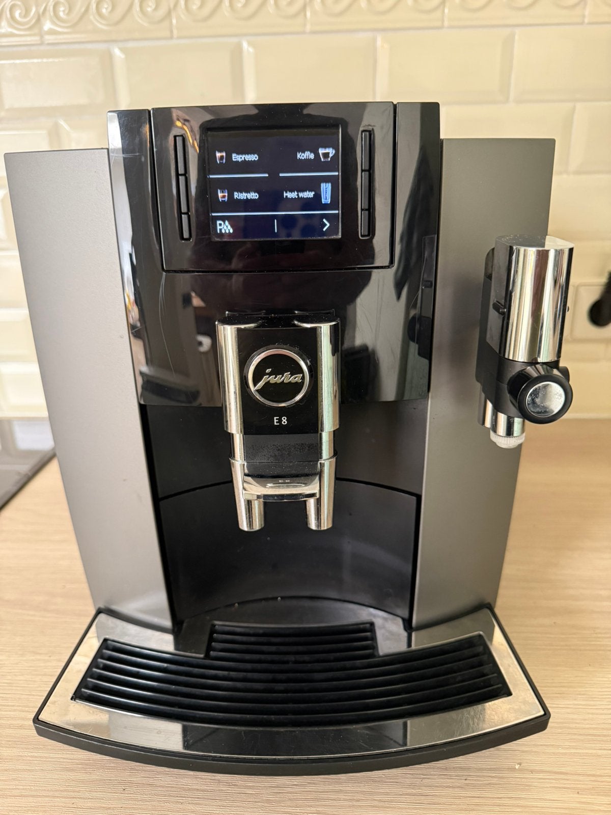 Zeer nette Jura E8, gereviseerd, Jura, 10 kopjes of meer, Koffiemachine, Zo goed als nieuw