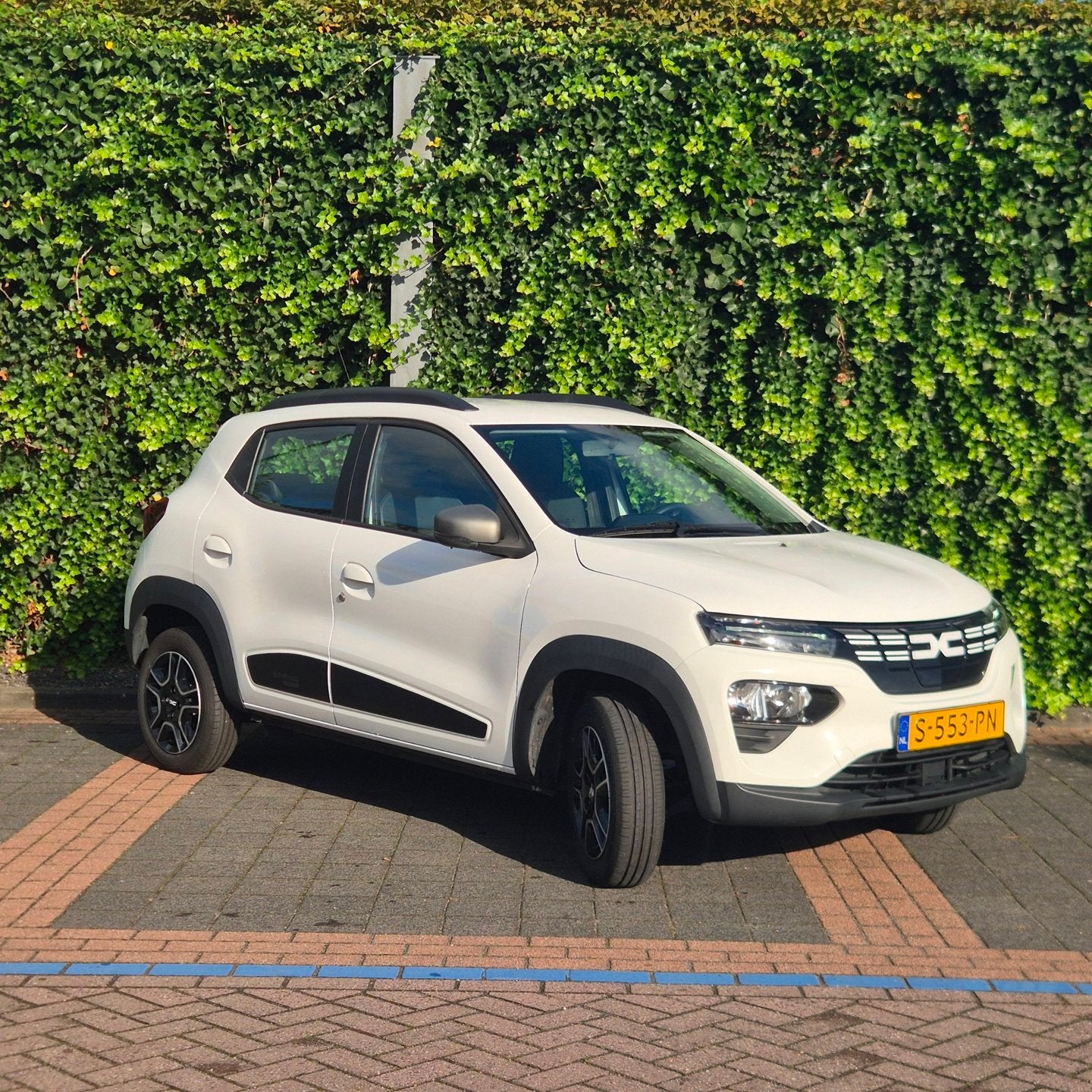 Dacia Spring Expression 27 kWh | Eerste eigenaar | Lederlook, Auto's, Gebruikt, Zwart, Wit, Lederen bekleding