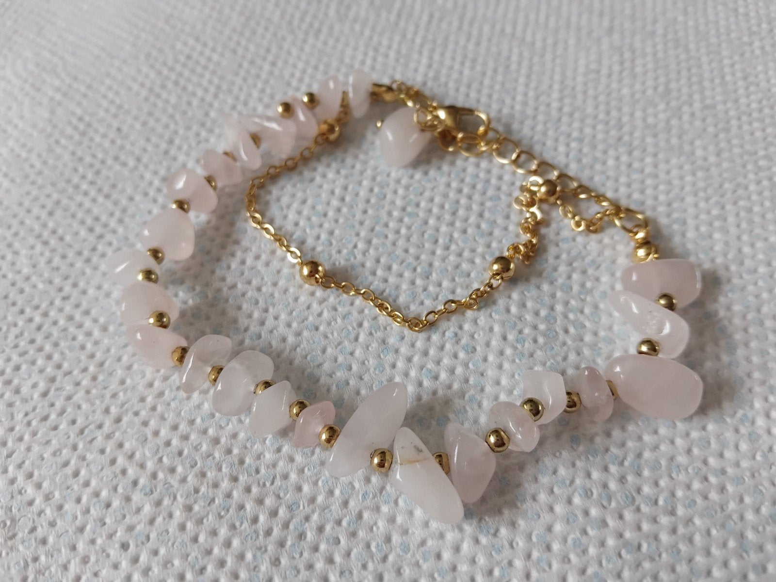 Armbandje van Rozenkwarts met Goudkleurig metaal - Nieuw!, Overige materialen, Nieuw, Ophalen of Verzenden, Roze