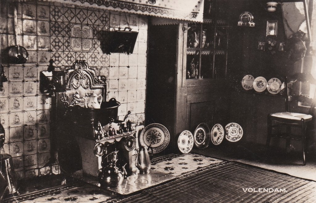 18592 Volendam in de keuken bij het Fornuis gelopen 1960, Verzenden, 1940 tot 1960, Gelopen, Noord-Holland
