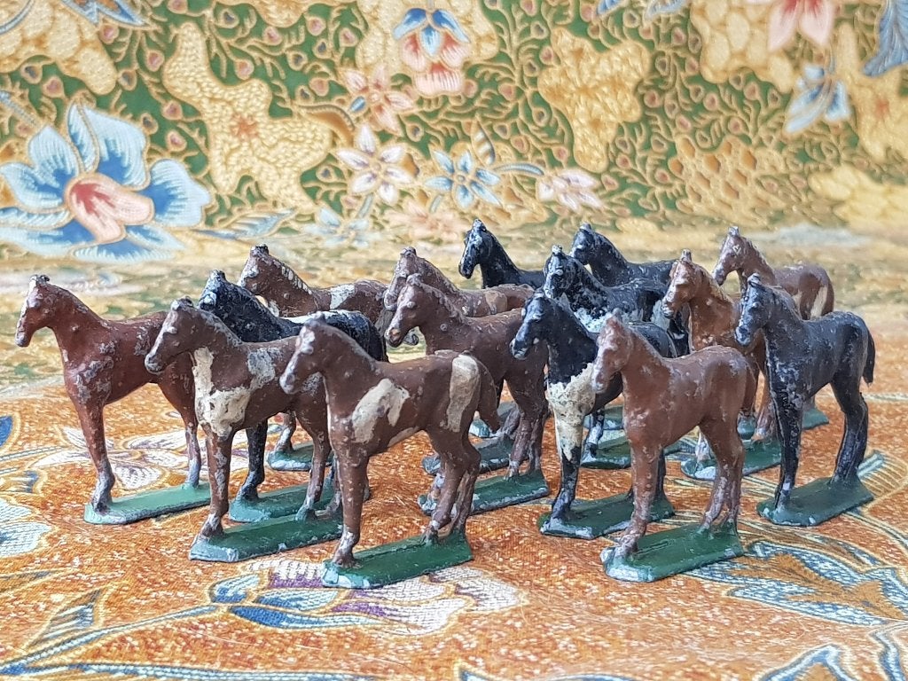 15 paarden mooi antiek speelgoed uit Engeland van tin.