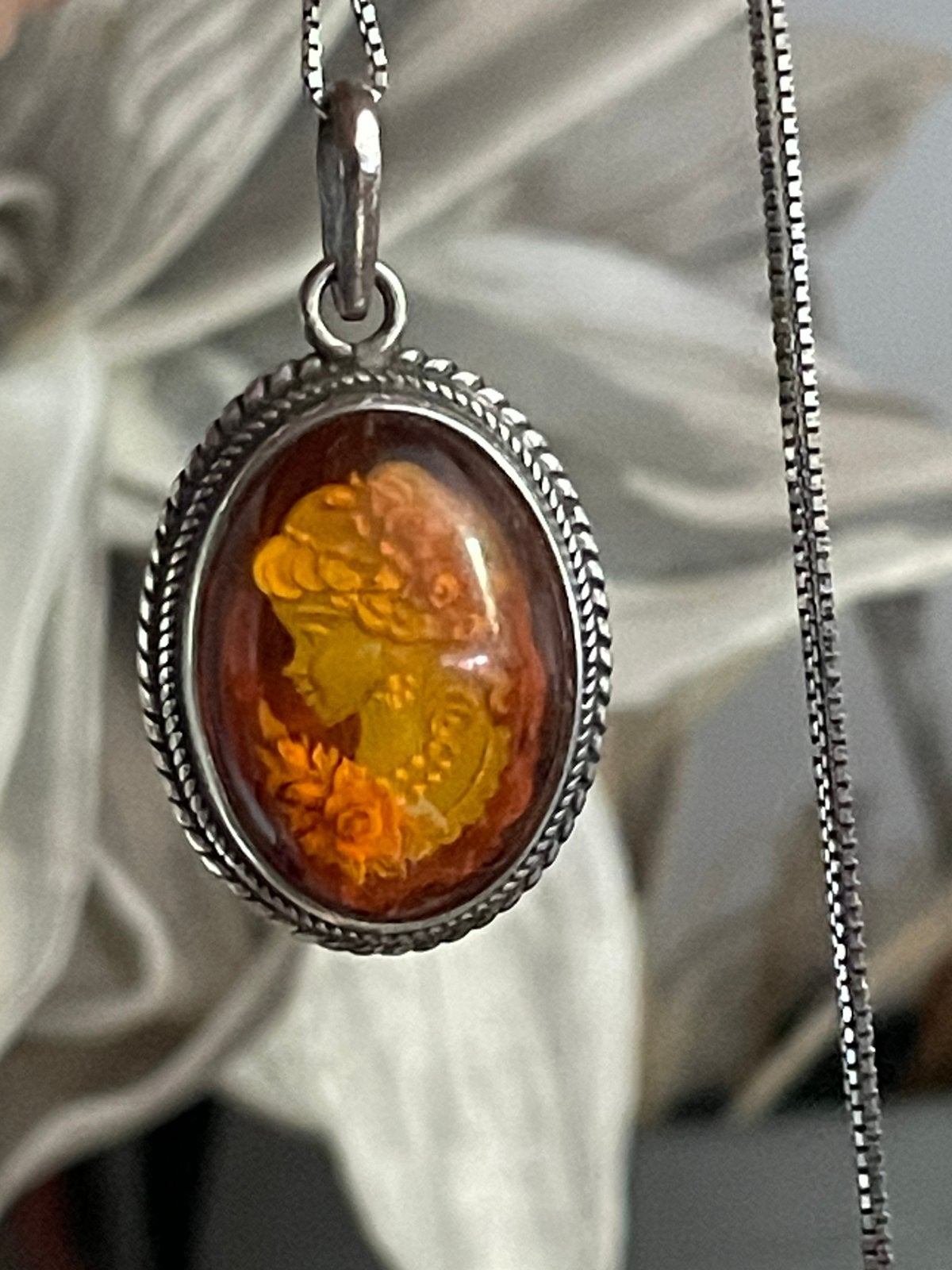 Prachtig zilveren collier met uitgesneden barnsteen hanger, Ophalen of Verzenden, Zilver, Ketting