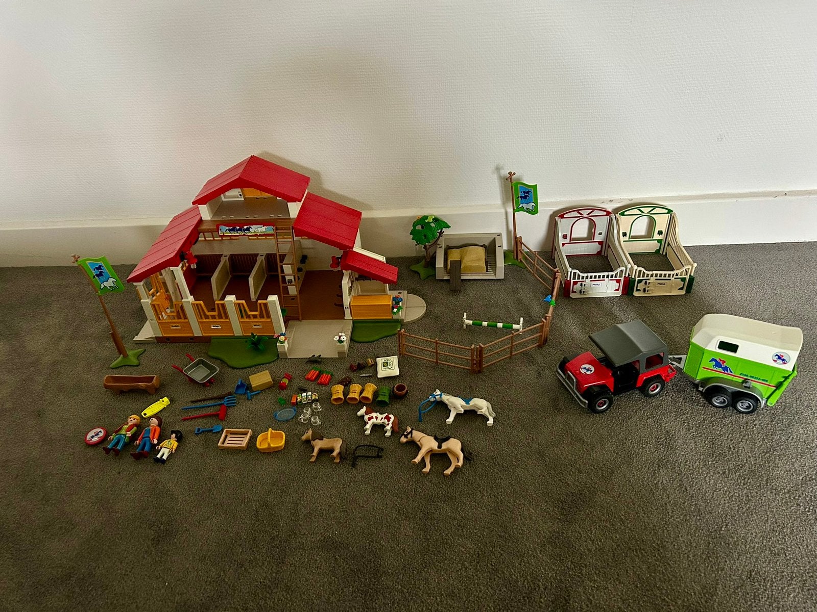 Playmobil manege, paardentailer, wasstraat en stallen, Ophalen of Verzenden, Zo goed als nieuw