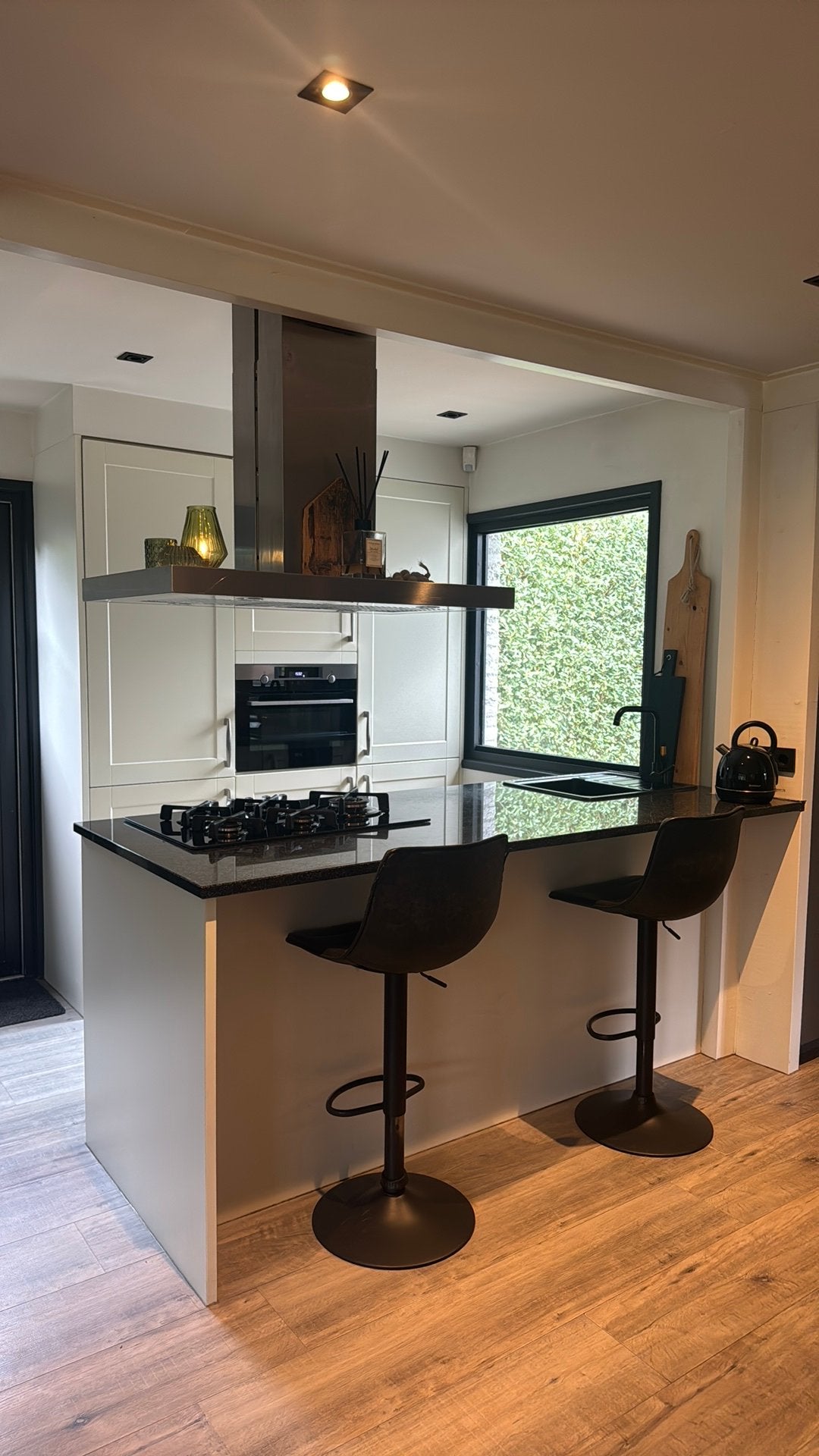 Keuken, met schiereiland en natuursteenblad, Ophalen