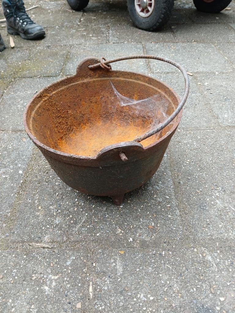 Oude gietijzeren bak met pootjes - Ø 25 cm, Antiek en Kunst, Ophalen