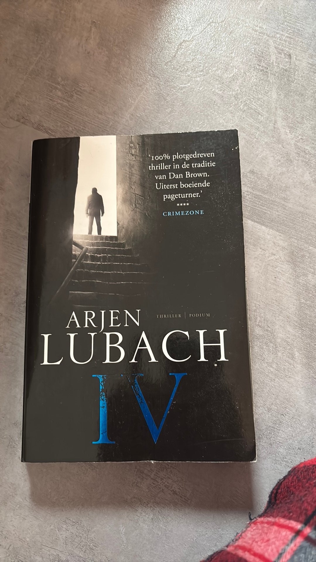 Arjen Lubach - IV, Boeken, Thrillers, Zo goed als nieuw, Nederland, Ophalen of Verzenden