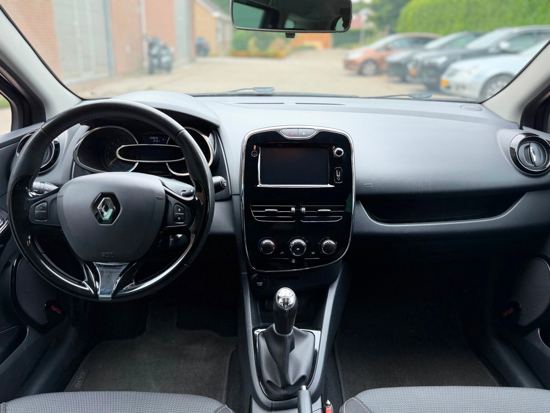 Renault Clio 0.9 TCe|NAP|PDC|NAVI|AIRCO|CRUISE|BOEKJES|3EIG!, Auto's, Voorwielaandrijving, Stof, Zwart, Origineel Nederlands