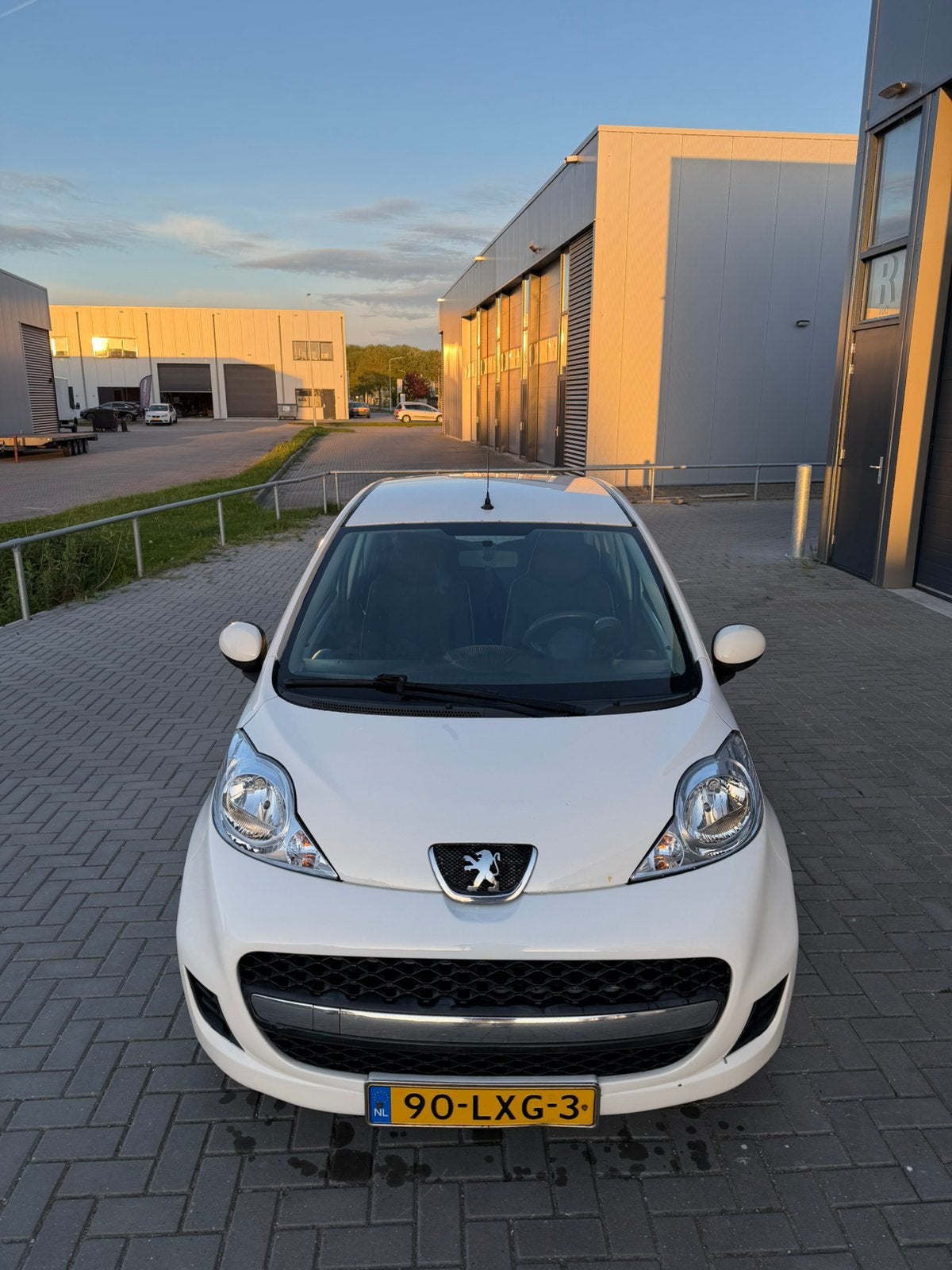 Peugeot 107 1.0 12V 3-deurs 2010 | Airco | Lichtmetalen Velg, Voorwielaandrijving, Stof, Zwart, 4 stoelen