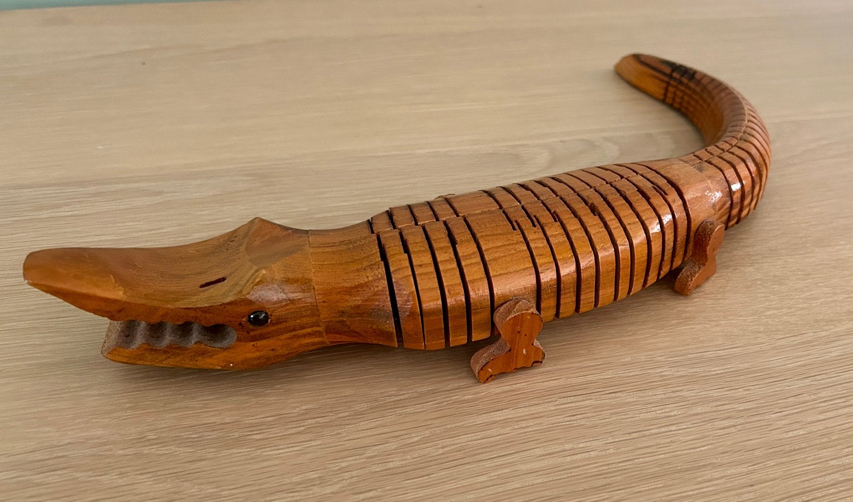 Handgesneden houten krokodil dat kan buigen, Ophalen of Verzenden, Zo goed als nieuw