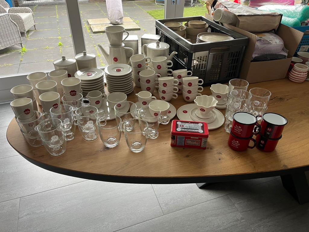 Grote collectie Douwe Egberts servies en glazen, Ophalen, Zo goed als nieuw