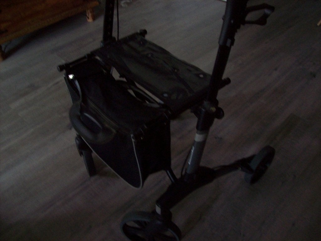 lichtgewicht gemakkelijk invouwbaar rollator met tas voor, Diversen, Ophalen, Lichtgewicht, Zo goed als nieuw