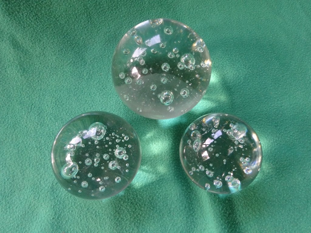 Drie glazen press papier spijkerbollen, Ophalen of Verzenden