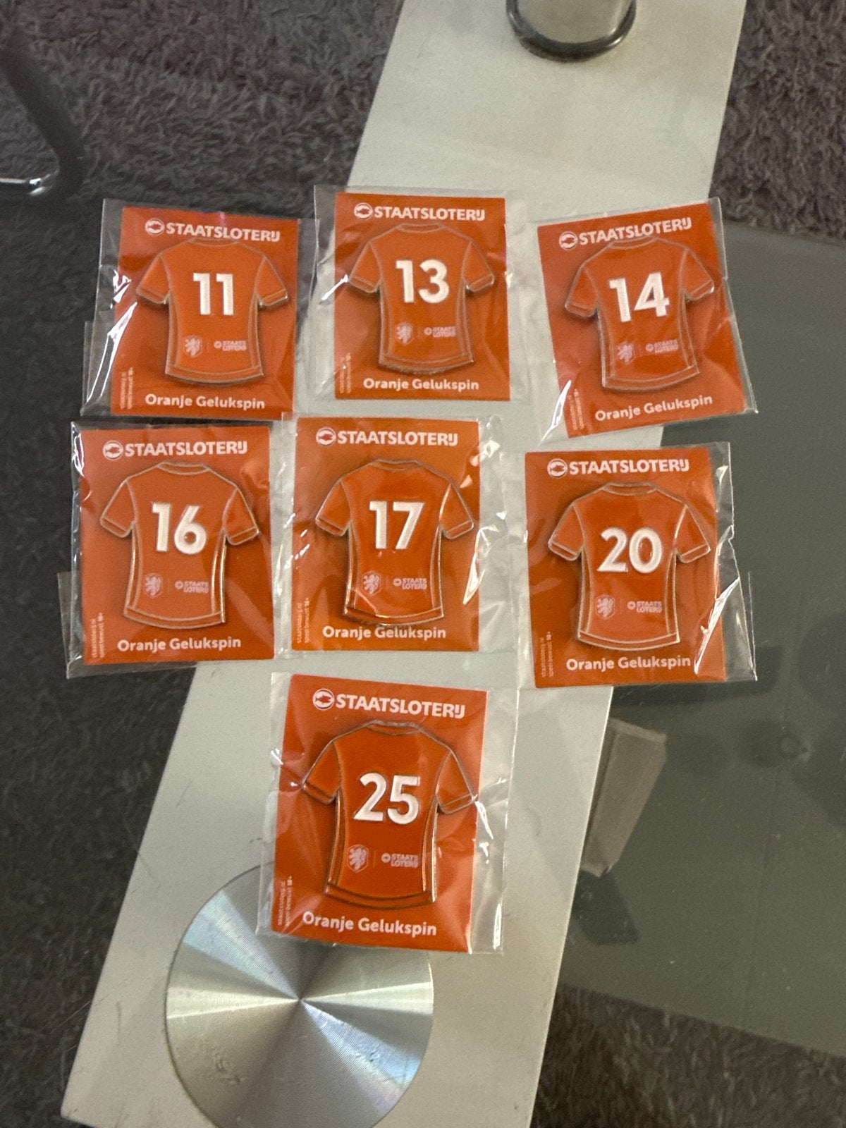 Staatsloterij Oranje Gelukspin collectie (7 stuks), Ophalen of Verzenden, Nieuw, Sport, Speldje of Pin