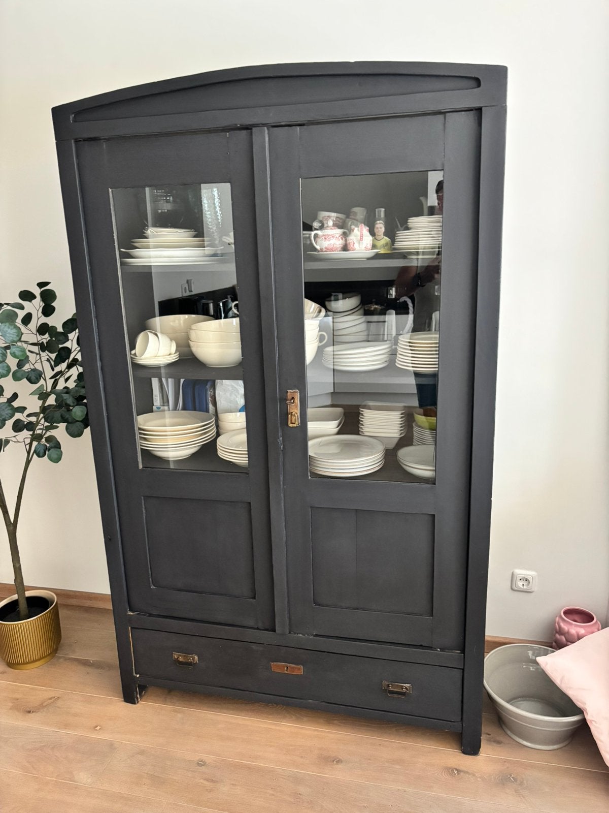 Te koop: Sfeervolle zwarte houten vitrinekast / servieskast, Ophalen, 100 tot 150 cm, Zo goed als nieuw, 150 tot 200 cm