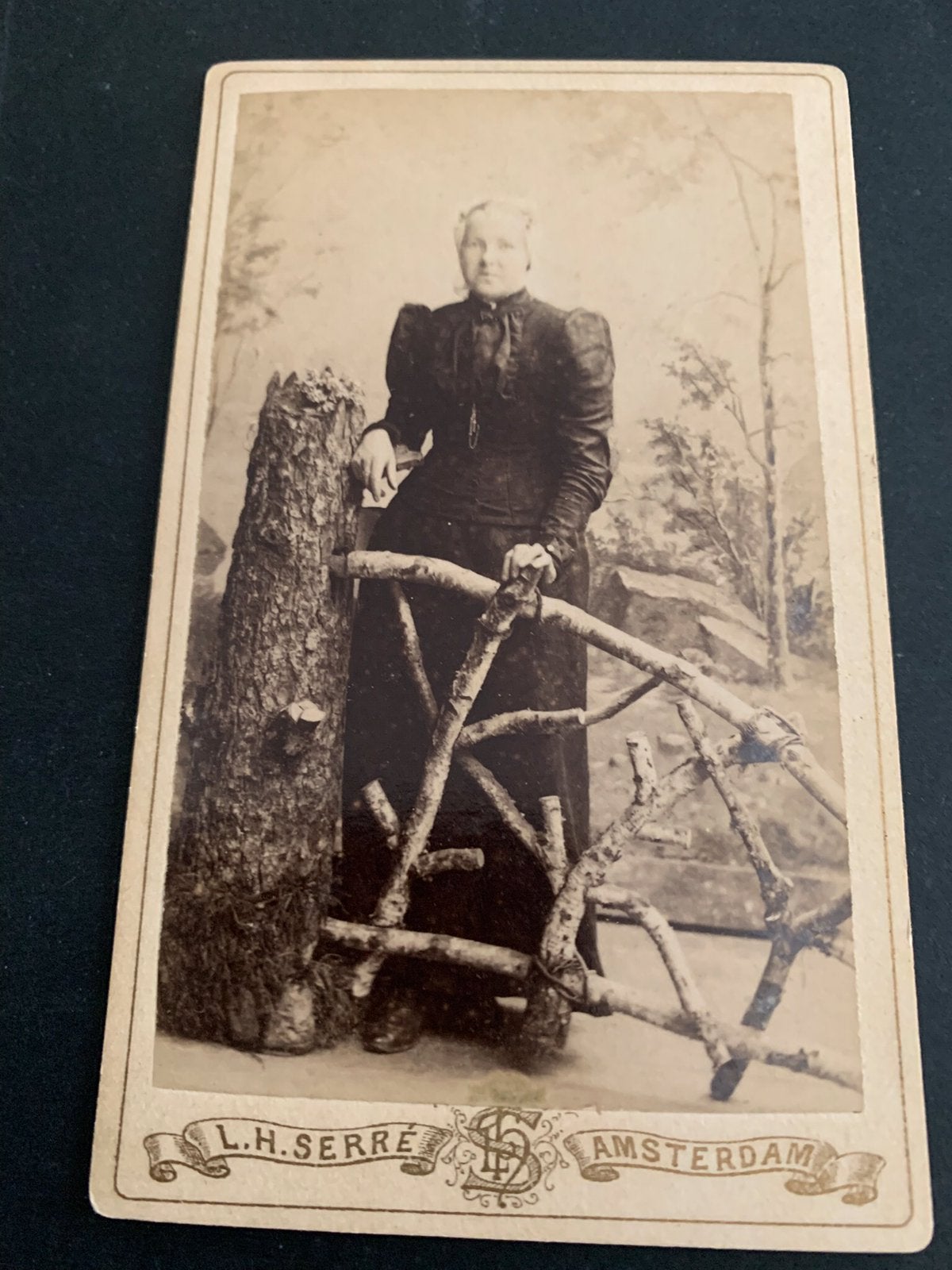 cdv carte de visite dame klederdracht L H Serré Amsterdam, Verzenden, Foto, Klederdracht, Zo goed als nieuw