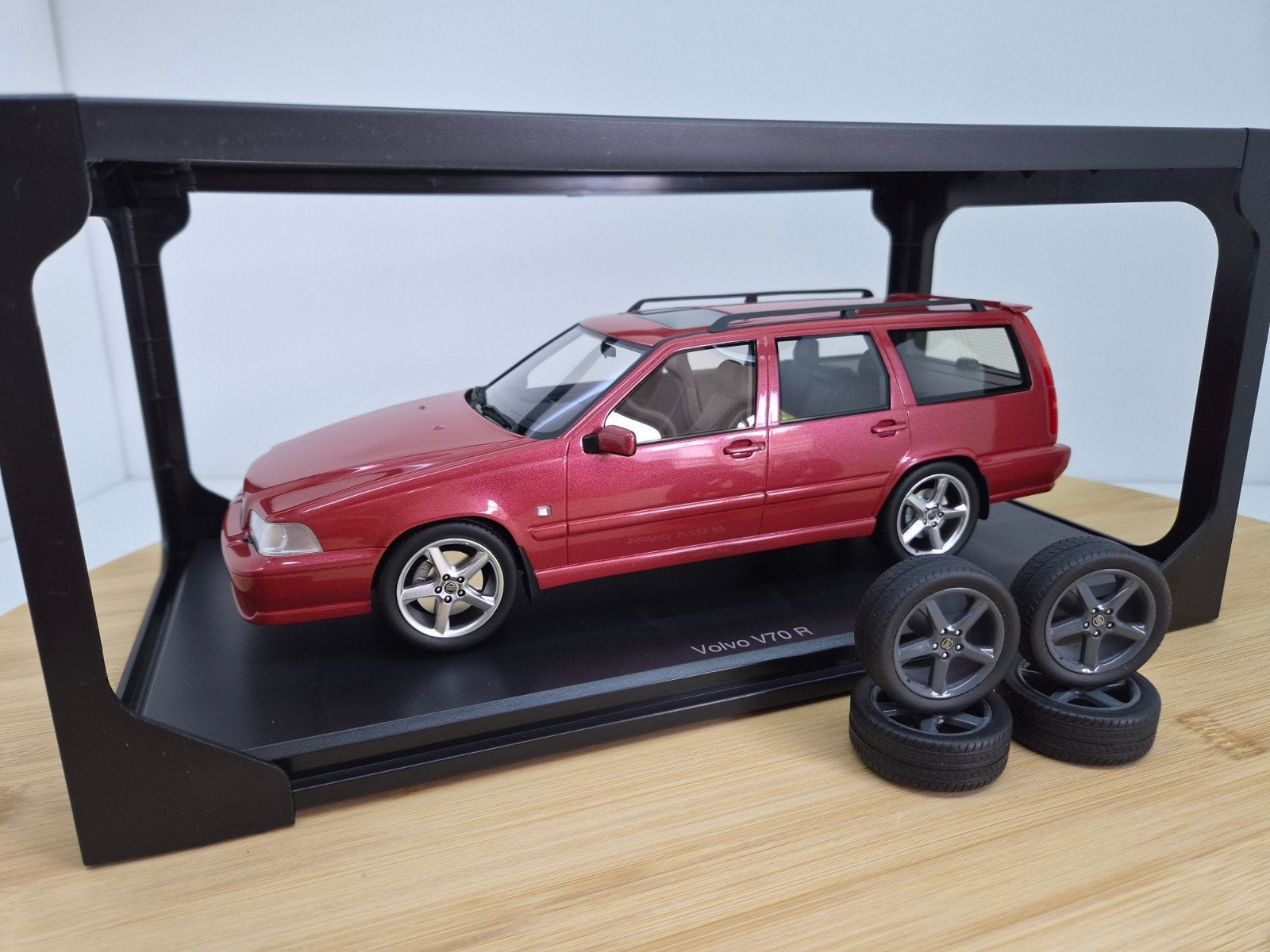 DNA Collectibles Volvo V70 R Rood Metallic + extra wielenset, Overige merken, Auto, Verzenden, R