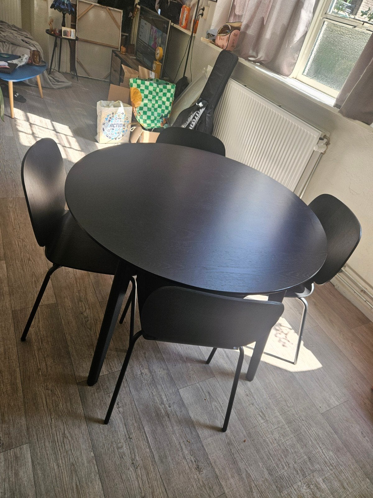 Ronde zwarte eettafel met 4 stoelen, Huis en Inrichting, Gebruikt, Modern, Scandinavisch, Rond, Vier personen