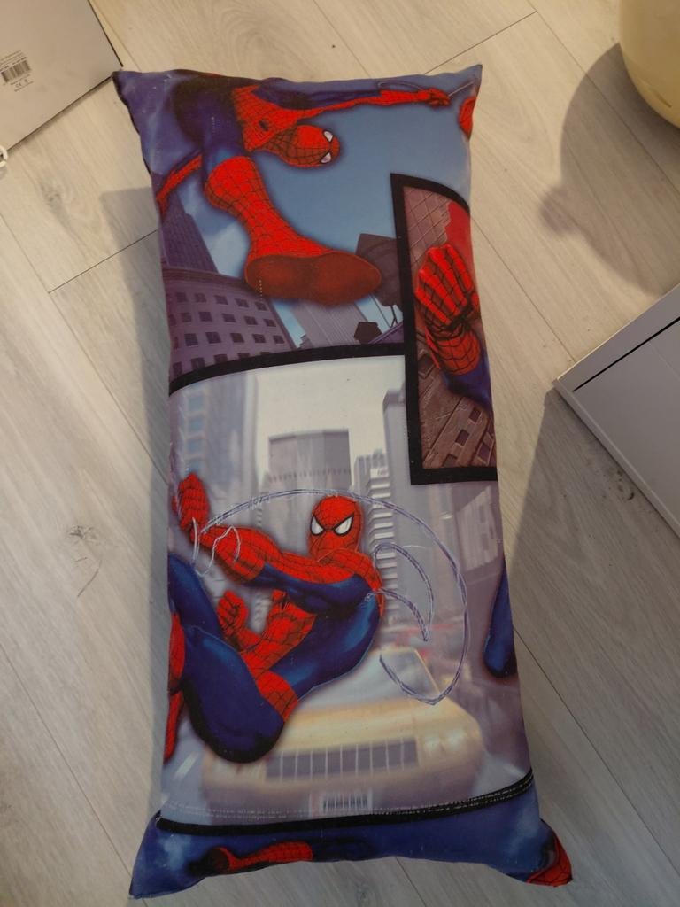 Langwerpig Spiderman Kussen - Perfect voor Fans!, Ophalen of Verzenden, Gebruikt, Rood, Rechthoekig