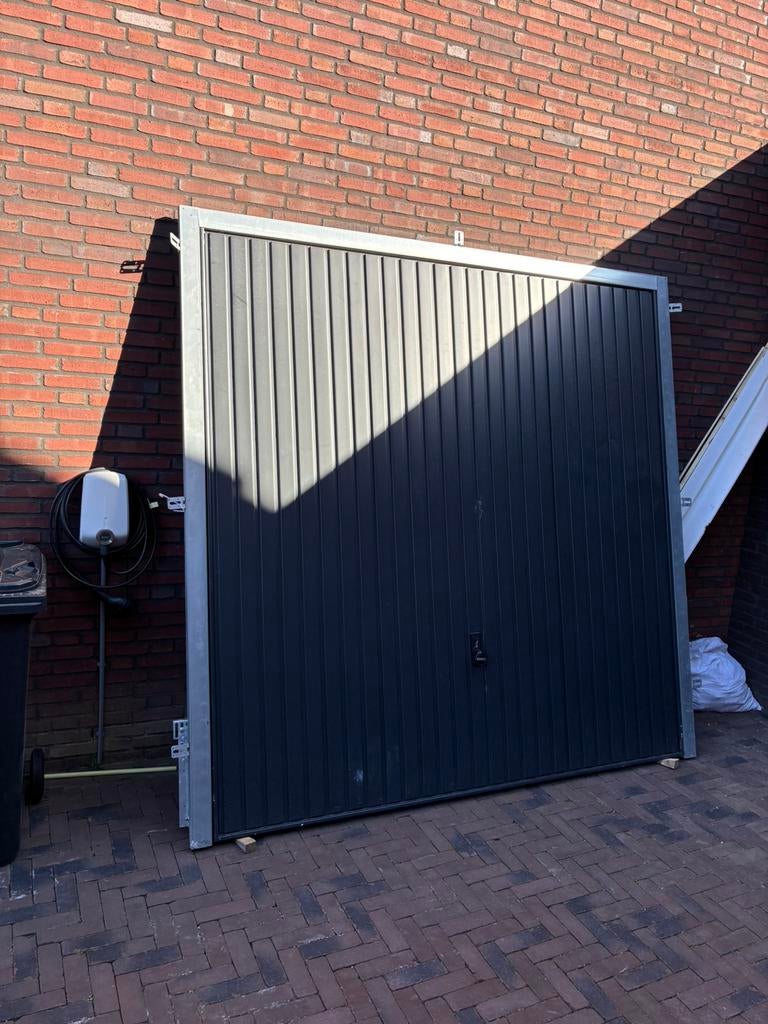 Donker grijze geisoleerde kantelbare garagedeur merk hormann, Doe-het-zelf en Verbouw, Ophalen, Garagedeur, Zo goed als nieuw