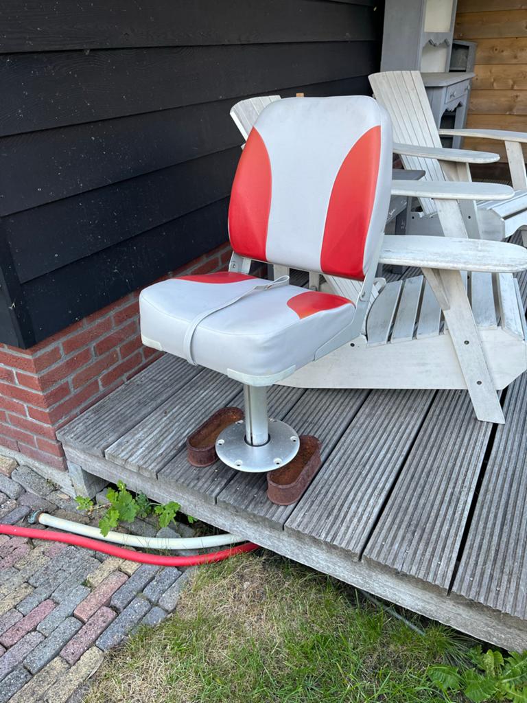 Bootstoel met draaivoet - Grijs/Rood, Watersport en Boten, Ophalen of Verzenden, Zo goed als nieuw, Overige typen, Motorboot