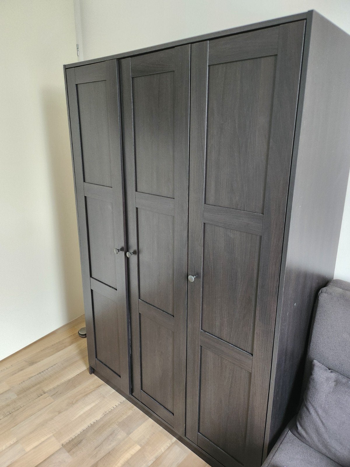 Donkergrijze kledingkast met 3 deuren, Huis en Inrichting, Ophalen, 100 tot 150 cm, Modern, 150 tot 200 cm