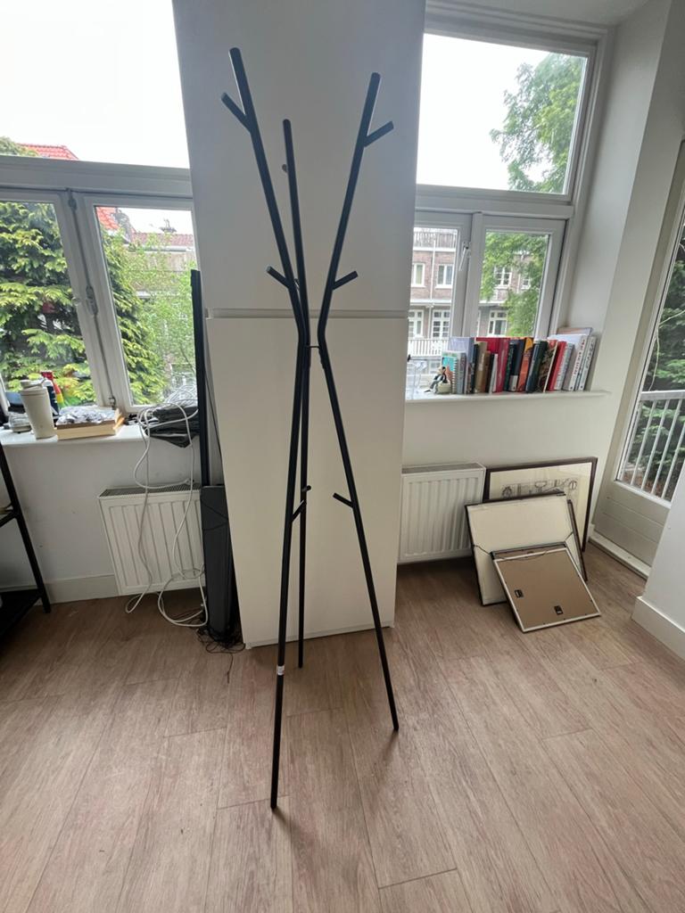Moderne zwarte staande kapstok, Ophalen, Zo goed als nieuw, Metaal, Staande kapstok
