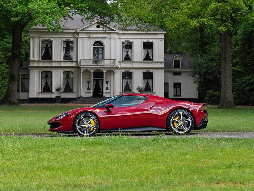 Ferrari 296 GTB 3.0 V6 | Rosso Mugello | Daytona Racing Seat, Auto's, Achterwielaandrijving, Gebruikt, Parkeersensor, 16 km/l