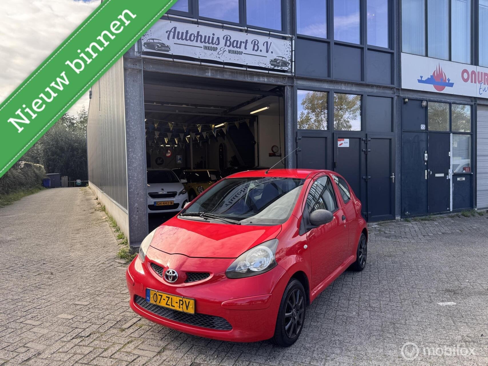 Toyota Aygo 1.0-12V Sportvelgen! Nieuwe APK! NAP Logisch!, Auto's, Voorwielaandrijving, Stof, Gebruikt, Zwart