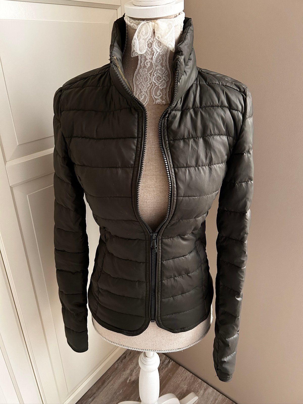 Khaki kleurige jas van Only. Maat XS., Verzenden, Zo goed als nieuw, Maat 34 (XS) of kleiner, Groen