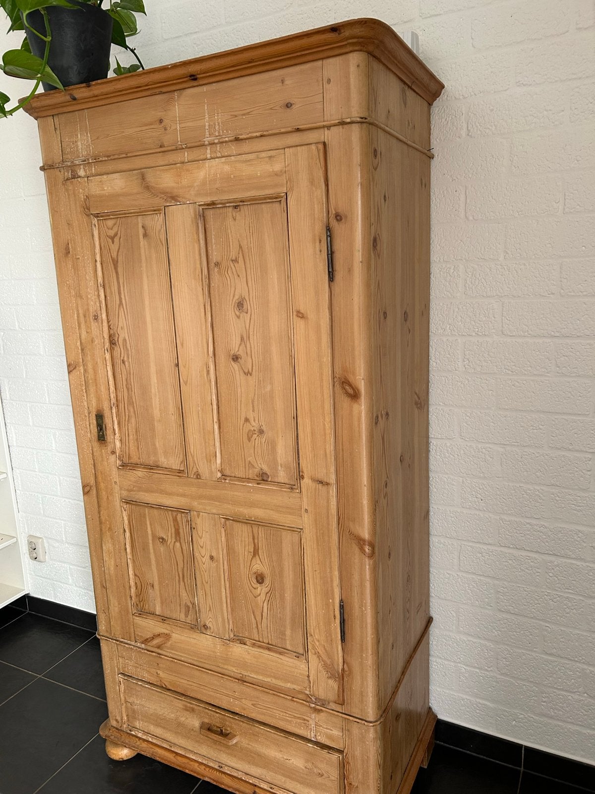 Antieke grenen kast met lade, Ophalen