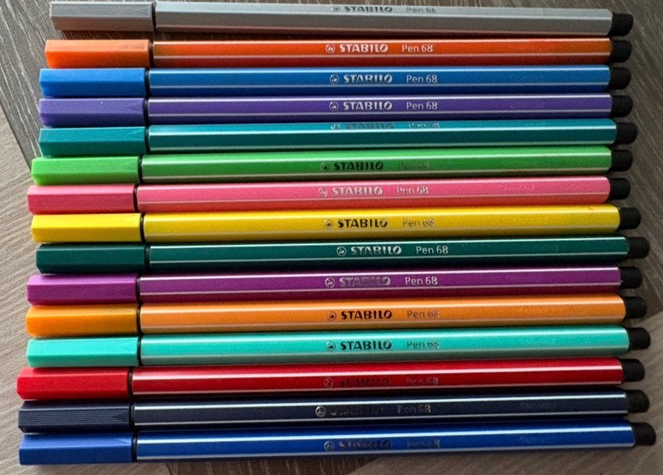 160 stiften, kleurboekjes ,stapel tekenpapier afm 44/32, Ophalen of Verzenden, Zo goed als nieuw