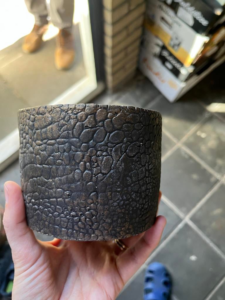 Decoratieve bloempot met unieke textuur Ptmd, Tuin en Terras, Bloempotten, Zo goed als nieuw, Beton, Binnen, Minder dan 40 cm
