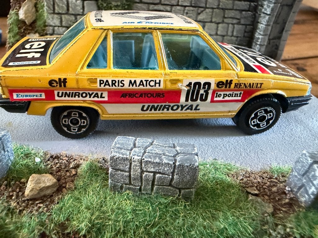 Renault 9 Burago, Hobby en Vrije tijd, Modelauto's | 1:43, Ophalen of Verzenden, Zo goed als nieuw, Auto, Overige merken