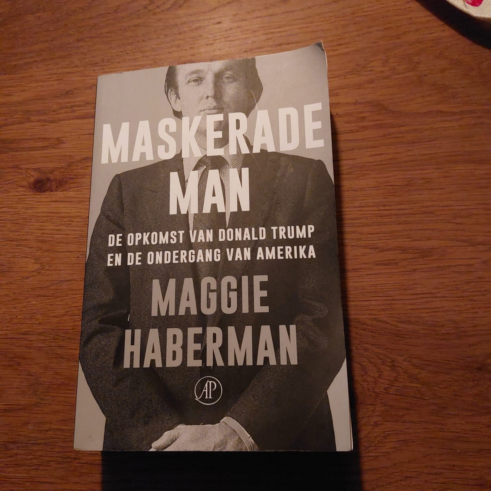 Maskerade Man' door Maggie Haberman, Ophalen, Wereld