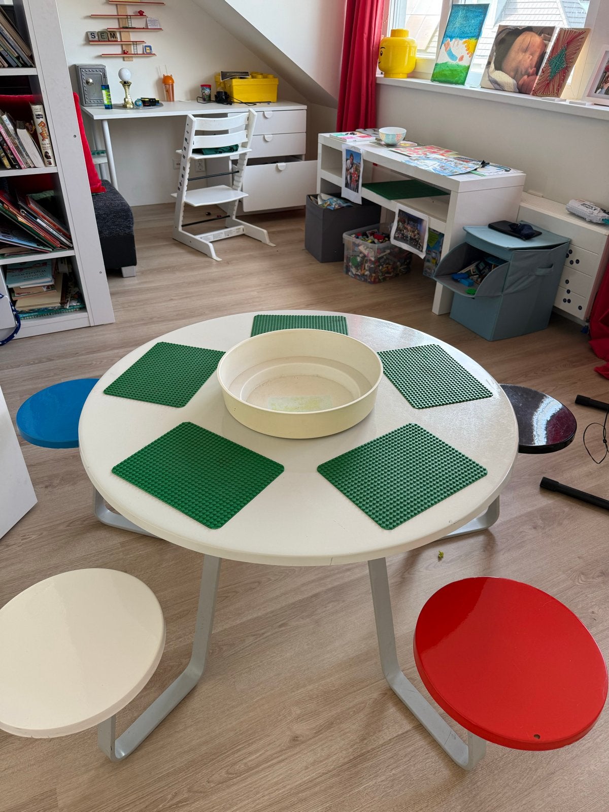 Speeltafel met 5 krukjes en Lego bouwplaten, Ophalen, Gebruikt, Tafel(s) en Stoel(en)