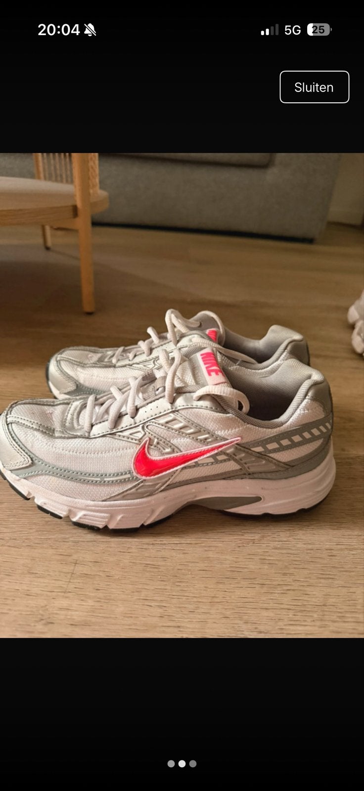 Nike schoenen - Grijs met roze accenten, Ophalen of Verzenden, Gedragen, Grijs, Sneakers of Gympen