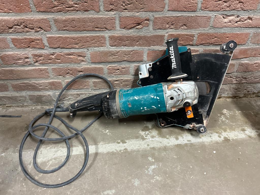Makita haakse slijper met stofafzuiging 230mm -Betonslijper, Ophalen of Verzenden, Gebruikt, 1000 watt of meer, Haakse handslijpmachine
