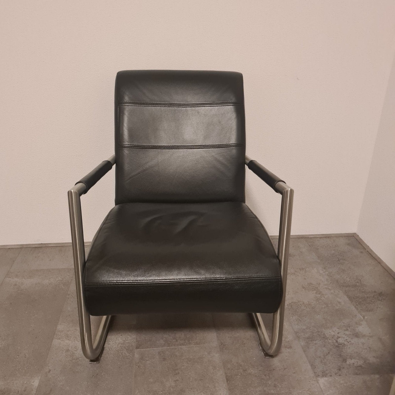 Twee zwarte leren fauteuils van Henders en Hazel., Ophalen, 75 tot 100 cm, 50 tot 75 cm