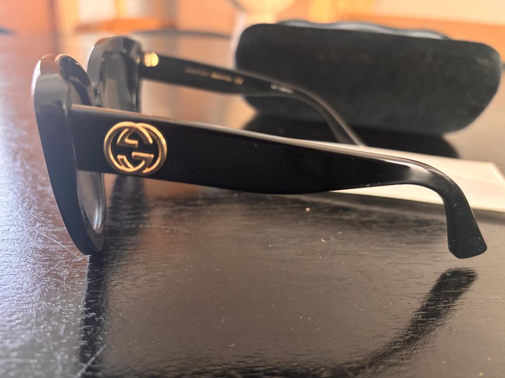 Gucci zonnebril zwart met goude logo, Sieraden, Tassen en Uiterlijk, Zonnebrillen en Brillen | Dames, Overige merken, Zonnebril