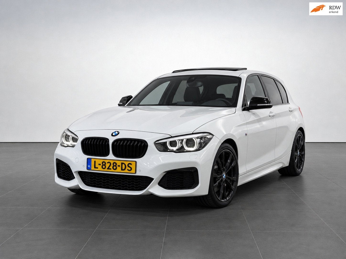 BMW 1-serie BMW M135i AUTOMAAT | M-SPORT | SCHUIF-/KANTELDAK, Auto's, Achterwielaandrijving, Gebruikt, 327 pk, Alcantara