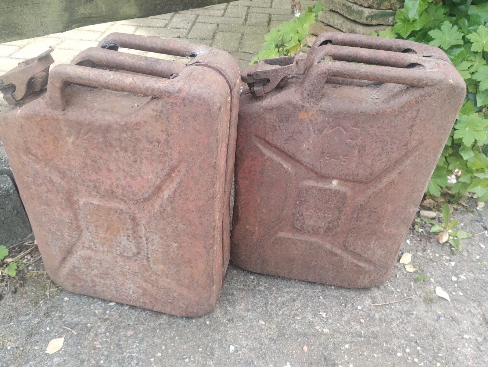 Oude militaire jerrycans uit 1945 - set van 2, Ophalen of Verzenden, Overige soorten, Overige gebieden, Overige typen