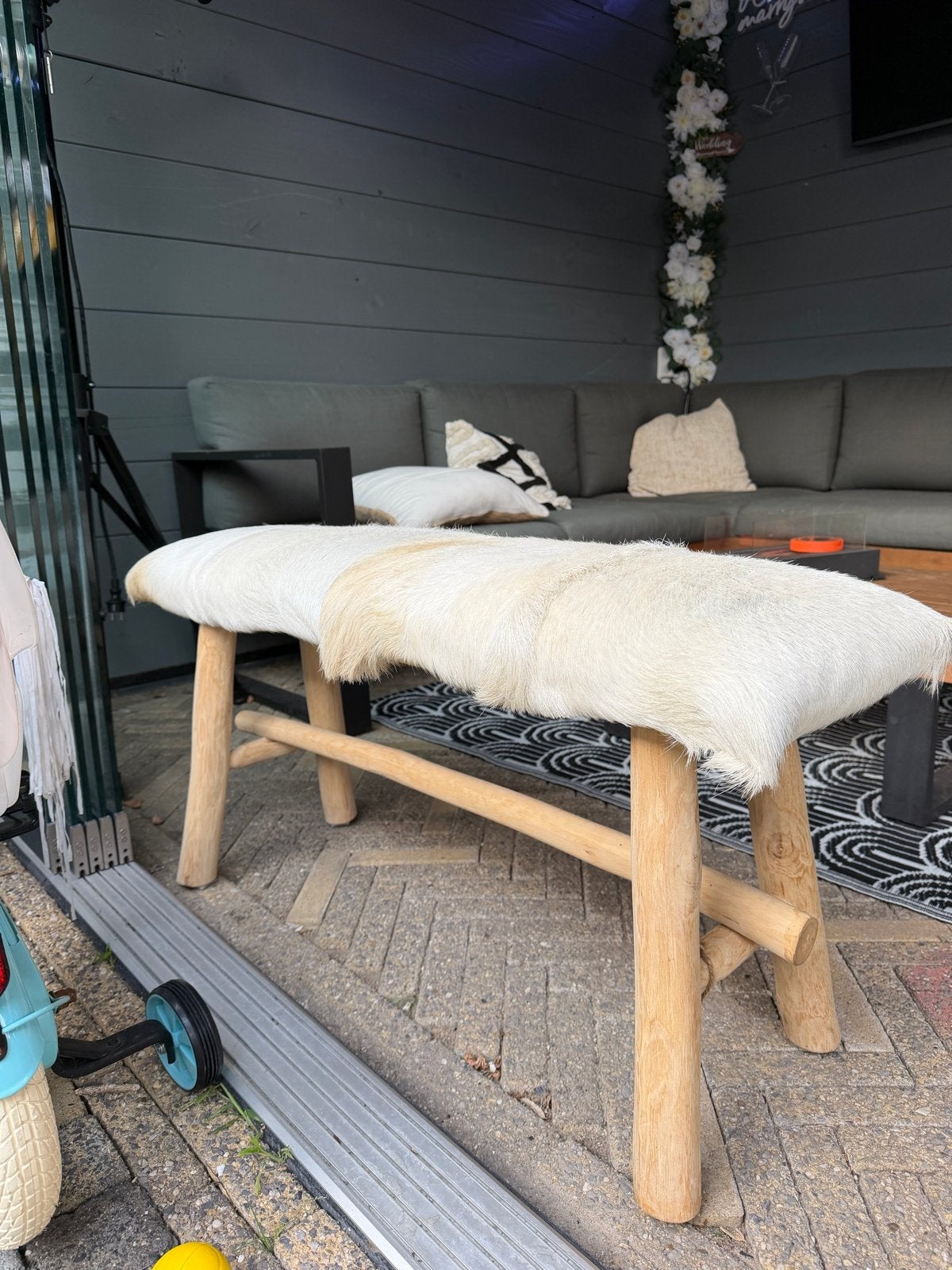 Bankje met koeienhuid. NIEUW!!!, Ophalen, Wit, Zo goed als nieuw, Vijf, Zes of meer stoelen